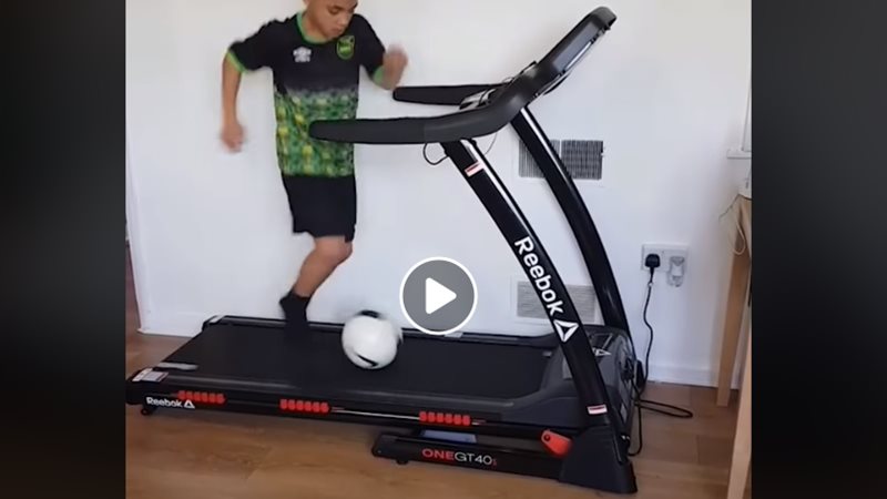 صبي يشعل مواقع التواصل