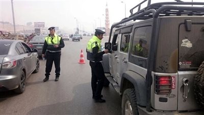 انتشار مكثف لرجال المرور أعلى المحاور والطرق لرصد المخالفات