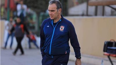 «لاسارتي»يحاضر لاعبي الأهلي بالفيديو استعدادًا لطلائع الجيش