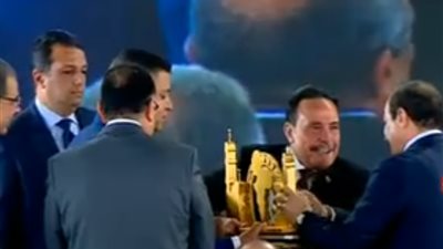 رئيس اتحاد عمال مصر يهدي درع «حكاية وطن» للرئيس السيسي