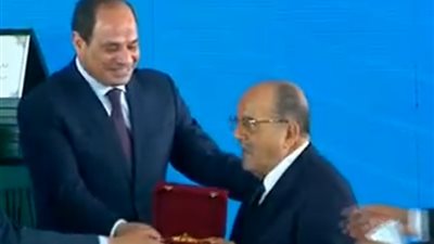 السيسي يمنح وسام العمل من الطبقة الأولى لرئيس نقابات عمال مصر