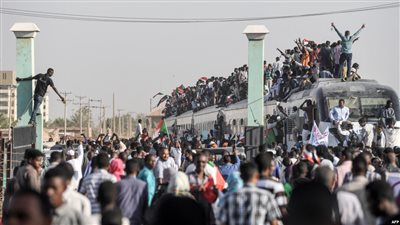 سياسيون لـ«بوابة المواطن» يحذرون من بعض الأخطاء في الثورة السودانية