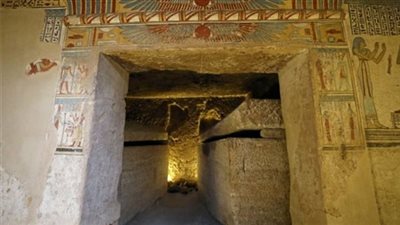 فيديو| الأمين الأعلى للآثار يعلن عن كشف مقبرة ضخمة