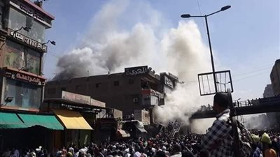 صور| السيطرة على حريق محلات الموسكي دون إصابات