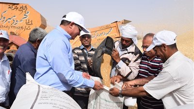 رئيس جامعة سوهاج يشارك عمال مزرعة الكوثر الغذاء بمناسبة عيدهم