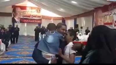 فيديو| فرحة أحد الغارمين المفرج عنهم خلال استقباله لزوجته وابنه