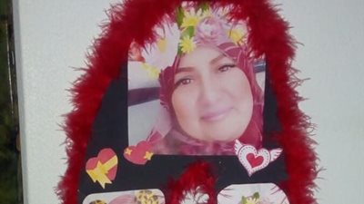 « عزة » صاحبة أجمل ابتسامة قهرت السرطان .. وابنتها الداعم الأول 