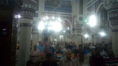 المئات يؤدون صلاة التراويح بمسجد التوبة بالبحيرة فى اول ليالى رمضان 