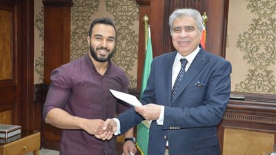 محافظ المنيا يكرم الأول على الجمهورية في مصارعة الذراعين