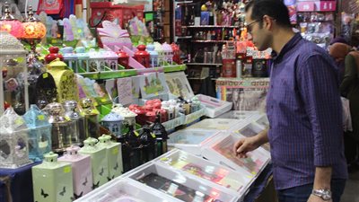 فيديو| فوانيس زمان رجعت.. «أبو شمعة» في ثوبه الجديد بالإسكندرية
