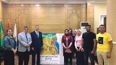 «طلاب بنها» يهدون «رئيس الجامعة» أول خريطة مجسمة لمصر