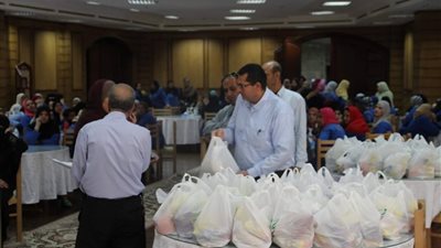 جامعة كفر الشيخ توزع سلع رمضانية على عامليها