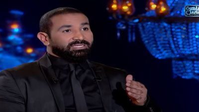 أحمد سعد في شيخ الحارة: «سمية الخشاب ضحكت عليا» (فيديو)