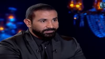 «أحمد سعد» من يختار.. ريم البارودي أم سمية الخشاب (فيديو)