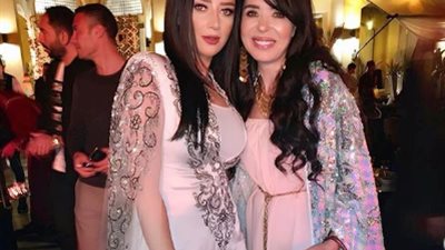 هتلبسي إيه بكرة| إطلالات دينا ورضوى الشربيني ساحرة