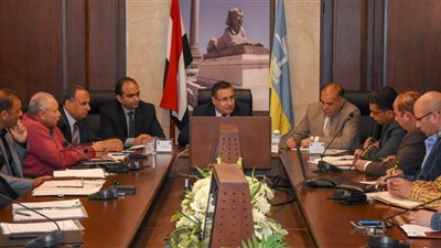 محافظ الإسكندرية يوجه رؤساء الأحياء بمتابعة أعمال الصرف الصحي
