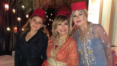النجمات بالعبايات الرمضانية في عيد ميلاد لميس الحديدي
