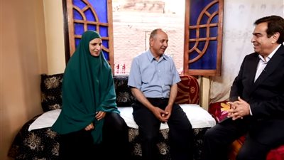 الفائز بجائزة برنامج «أسم من مصر» يستقبل «قرداحي» بالأحضان والقبلات