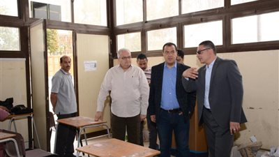 نائب رئيس جامعة أسيوط يتابع استعدادات الامتحانات