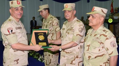 وزير الدفاع يُكرم المتميزين من «القادة والضباط والصف والجنود»