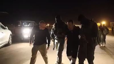فيديو| اللحظات الأولى للإرهابي هشام عشماوي أثناء ترحيله من ليبيا