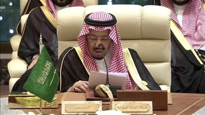 «الملك سلمان» خلال القمة الخليجية: إيران تتدعم الإرهاب في المنطقة