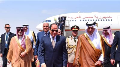 صورة| الرئيس السيسي يؤدي مناسك العمرة وسط الحشود من المعتمرين