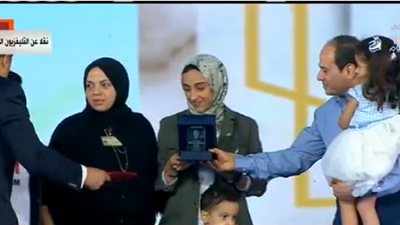 الرئيس السيسي يُكرم عدد من أبناء الشهداء في احتفالية عيد الفطر 2019
