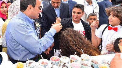 صور|السيسي يتناول أفطارعيد الفطر2019 مع ابناء الشهداء ويقدم لهم الهدايا