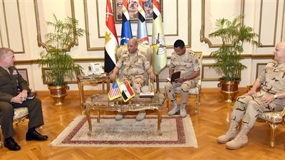 وزير الدفاع يلتقي قائد القيادة المركزية الأمريكية لمناقشة سبل التعاون العسكري