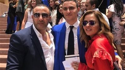 بالأحضان .. الفنان أحمد السقا يحتفل بتخرج نجله من الجامعه