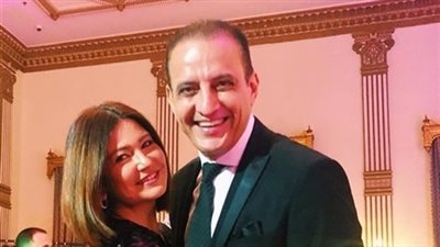 «رومانسية من القلب»| الإعلامية دينا رامز بين احضان طارق علام  