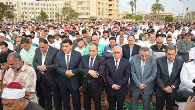 محافظ بورسعيد يشارك الأهالي صلاة عيد الفطر 2019 وسط أجواء من البهجة