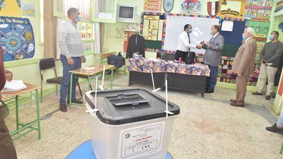 محافظ أسيوط يتفقد بعض مقار لجان انتخابات مجلس النواب بحى شرق وغرب 