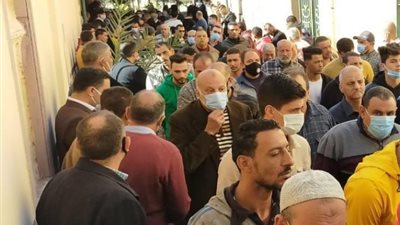 أبناء طنطا يشاركون في جنازة 