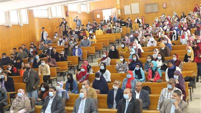 رئيس جامعة جنوب الوادي يشهد الحفل الفني لطلابها