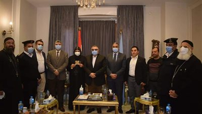 محافظ البحر الأحمر ومدير الأمن يقدمان العزاء في وفاة والدة أسقف الأقباط الأرثوذكس