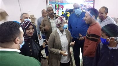 رئيس مدينة سفاجا تتفقد معرض 