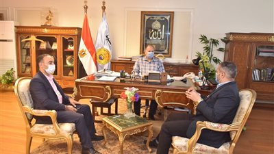 محافظ أسيوط يعلن دعمه لربط خدمات المراكز التكنولوجية بالمحافظة على بوابة خدمات المحليات