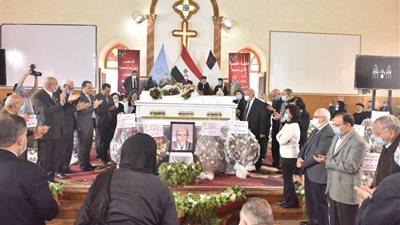 محافظ أسيوط يقدم العزاء ويشهد صلاة جنازة القس باقي صدقي راعي الكنيسة الإنجيلية الأولى