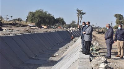 محافظ أسيوط يتفقد أعمال تبطين ترعة عرب الكلابات بمركز الفتح 