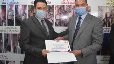 جامعة سوهاج تكرم مدير فرع جهاز تنمية المشروعات الصغيرة و4 من الأعضاء