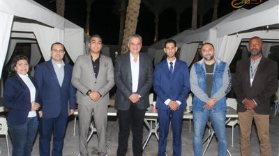 وكيل وزارة الصحة بالبحر الأحمر يكرم أطباء المستشفى الوطنى للعيون