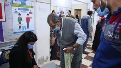 بالصور.. الكشف على 360 وتجهيز 95 حالة لإجراء عمليات ضمن قافلة طبية بالبحر الأحمر