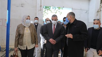 محافظ سوهاج يتفقد مصنع 