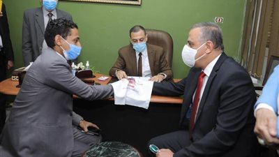 بالصور.. محافظ سوهاج وكيلا لعروس