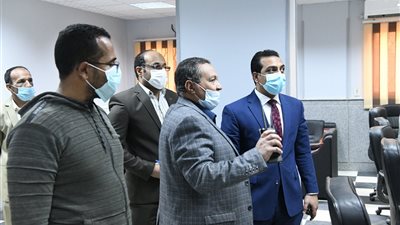 نائب محافظ قنا يتابع انتظام العمل بالمركز التكنولوجي لخدمة المواطنين في قفط