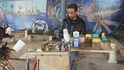 محمد السيد.. شاب يحارب اليأس بقوة على الفحم بالدراجة الهوائية بالغردقة