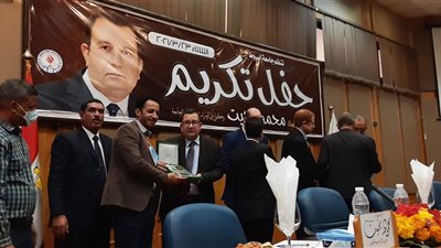 بالصور.. المهندس محمد فؤاد صادق يهدي درع نقابة المهندسين لأمين عام جامعة أسيوط