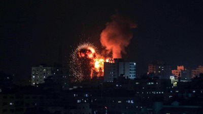 صور.. جيش الاحتلال الإسرائيلي يبدأ غاراته على قطاع غزة ويستهدف موقع القادسية